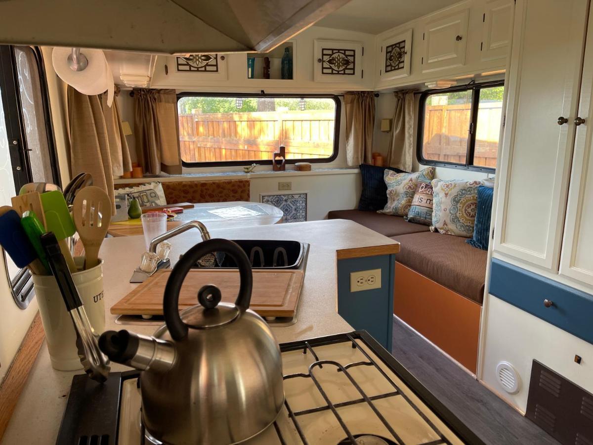 Hotel So Damn Lucky Glamping Ucluelet Exterior foto